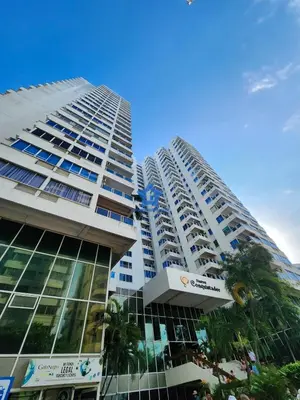 a tall building with palm trees in front of it at Apartamento Vista Panorámica - Piso 20 in Cartagena de Indias