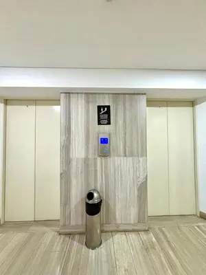 a trash can in the middle of a room with lockers at Apartamento entero amoblado con excelente ubicación en Barranquilla in Barranquilla