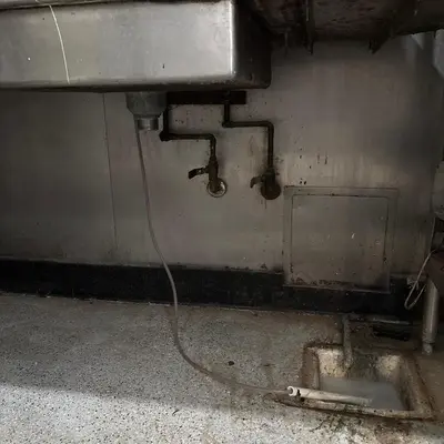 a dirty room with a pipe and a sink at Shantyhostal in Cartagena de Indias