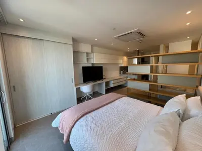 a bedroom with a bed and a flat screen tv at Hermosa y Comoda Suite en Distrito 90 in Barranquilla