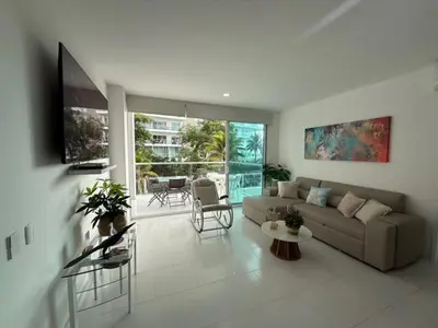 a living room with a couch and a table at ESPECTACULAR APARTAMENTO MORROS 3 Acceso directo a la Playa!!! in Cartagena de Indias