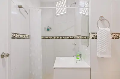 a white bathroom with a sink and a shower at Hermoso apartamento en manga piso 3 in Cartagena de Indias
