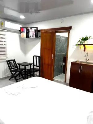 a kitchen and dining room with a table and chairs at Sol de Coveñas Caracol in Guayabal