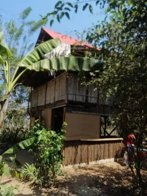 a small wooden building with a green roof at Casa Surya - Cabaña sostenible en la naturaleza in San Onofre