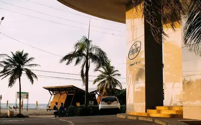 a building on the beach with palm trees and a car at Confort Total con Vista al Mar 11 in Cartagena de Indias