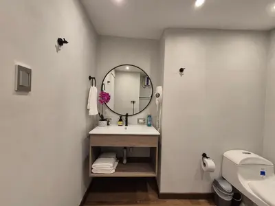 a bathroom with a sink and a mirror at Moderna suite con balcón a pasos de la playa in Cartagena de Indias
