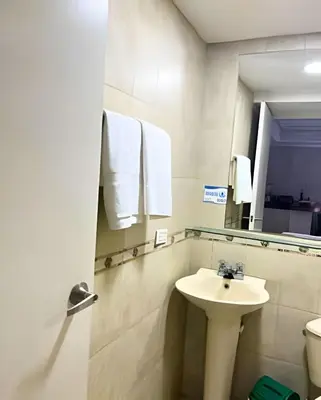 a bathroom with a sink and a mirror at Lindo Apartstudio en El Laguito in Cartagena de Indias