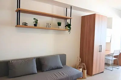 a living room with a couch and a shelf at Lujoso Apart Studio frente al Mar in Cartagena de Indias