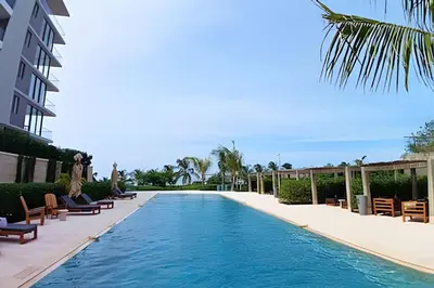 a swimming pool with lounge chairs and a resort at Lujo y comodidad Frente al Mar in Cartagena de Indias