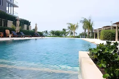 a swimming pool with blue water in a resort at Lujo y comodidad Frente al Mar in Cartagena de Indias