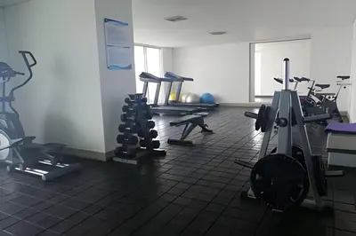 a gym with several treadmills and exercise bikes at Espectacular vista en la mejor zona del Laguito in Cartagena de Indias