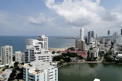an aerial view of a city with a body of water at Espectacular vista en la mejor zona del Laguito in Cartagena de Indias