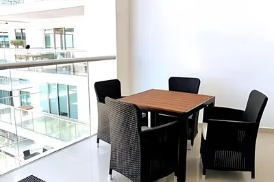 a dining room with a table and chairs at Precioso apto cama King y con salida a playa in Cartagena de Indias
