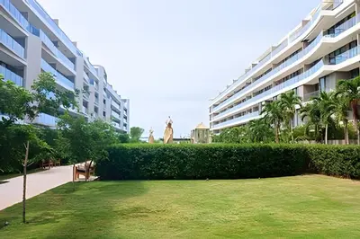a lawn in front of a large building at Lujoso, último piso con salida directa a la playa in Cartagena de Indias