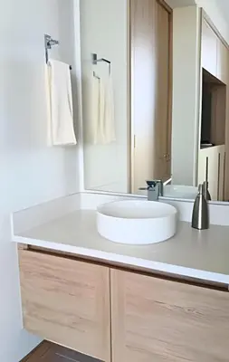 a bathroom with a white sink and a mirror at Lujoso, último piso con salida directa a la playa in Cartagena de Indias