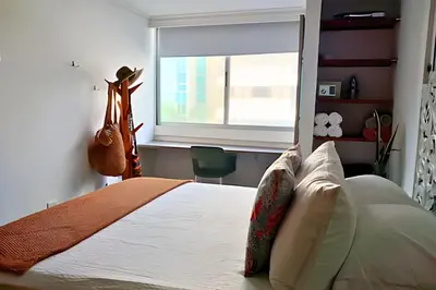 a bedroom with a bed with a window at Precioso Apto a pasos de la playa, ubicación ideal in Cartagena de Indias