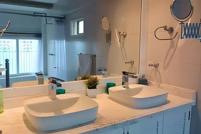 a bathroom with two sinks and a large mirror at Amplio apartamento en Ciudad Amurallada, vista impresionante in Cartagena de Indias