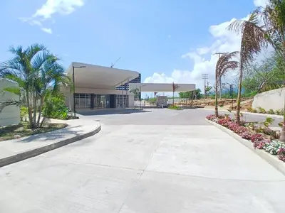 an empty parking lot in front of a building at Un Espacio para soñar in Santa Marta