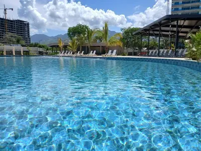 a large swimming pool with blue water in a city at Un Espacio para soñar in Santa Marta