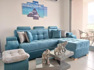 a living room with a blue couch and a table at Un Espacio para soñar in Santa Marta