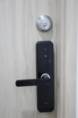 a black door handle with a lock on a wooden door at De Luxe acogedor con vistas al Mar y Atardeceres in Maizal