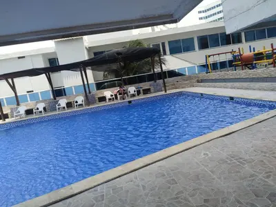 a large blue swimming pool in front of a building at Apartamento cerca Bocagrande in Cartagena de Indias
