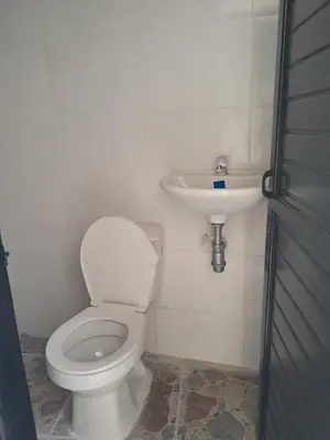 a bathroom with a toilet and a sink at Hospedaje Mango y Mar Apartamento in Coveñas
