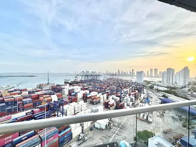 a view of a harbor with a lot of containers at Lujoso alojamiento empresarial en Cartagena in Cartagena de Indias