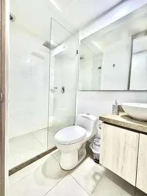 a bathroom with a toilet and a shower and a sink at Excepcional apartamento en zona de negocios in Cartagena de Indias