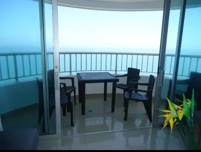 a balcony with a table and chairs on a balcony at Tu lugar favorito en Cartagena in Cartagena de Indias