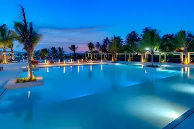 a large swimming pool with a palm tree in the middle at Apartamento en condominio de lujo morros eco. in Cartagena de Indias