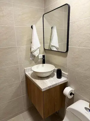a bathroom with a sink and a mirror at APTO LODGE - Confortable y acogedor apartamento al norte de Barranquilla vía a Puerto Colombia in Barranquilla