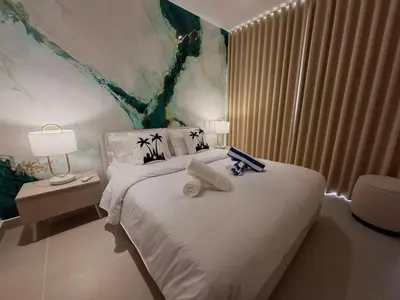 a bedroom with a bed with towels on it at Baia Kristal - Vacaciones Cartagena Colombia in Cartagena de Indias