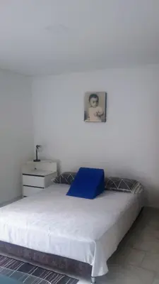 a bedroom with a bed with a blue pillow on it at Balcones en Bello Horizonte in Santa Marta