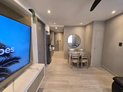 a dining room with a large aquarium in a living room at Moderno apartamento vista al mar y al lago piso 10 in Cartagena de Indias