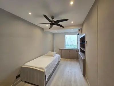 a bedroom with a bed and a ceiling fan at Moderno apartamento vista al mar y al lago piso 10 in Cartagena de Indias