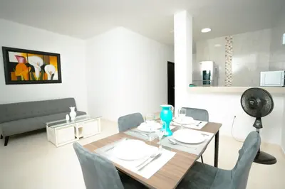a living room with a dining room table and chairs at Apto 2 hab Cerca del Centro Histórico in Cartagena de Indias