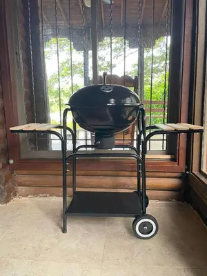 a grill on a stand in front of a window at Chalet Palo DAgua in Turbaco