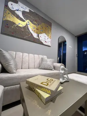 a living room with a couch and a book on a table at Exclusivo apartamento art zona norte in Cartagena de Indias