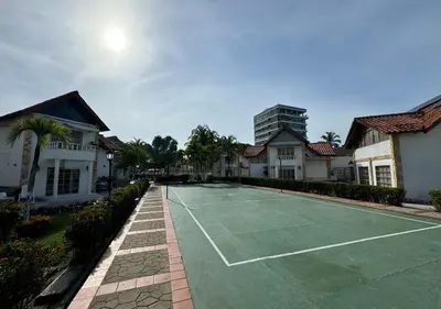 a tennis court in front of some houses at Cabaña de ensueño en Coveñas in Puerto Viejo