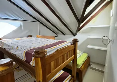 a small bed in a room with a ceiling at Cabaña de ensueño en Coveñas in Puerto Viejo