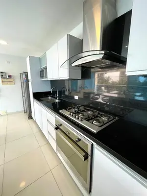 a kitchen with a stove top oven in a kitchen at Lujo y espacio Bello Horozonte gran apartamento hasta 10 personas in Santa Marta