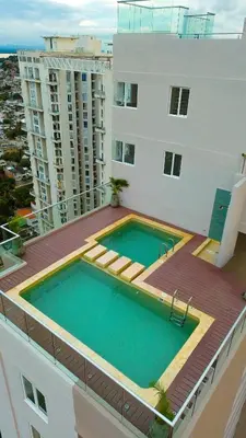 a swimming pool on the roof of a building at Apto moderno, Vista al mar, 3Hab cerca de la playa in Cartagena de Indias