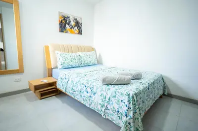 a bed with two pillows on it in a bedroom at Apto moderno, Vista al mar, 3Hab cerca de la playa in Cartagena de Indias