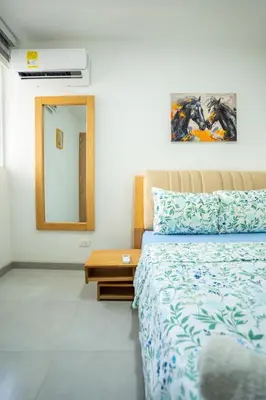 a bedroom with a bed and a mirror at Apto moderno, Vista al mar, 3Hab cerca de la playa in Cartagena de Indias