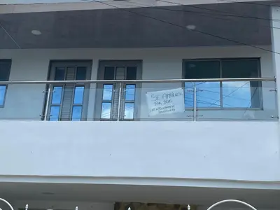 a sign on a balcony of a building at Apartamento M&M in Coveñas