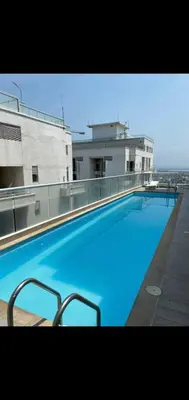 a large blue swimming pool on top of a building at Apartamento turístico cerca al mar en Cartagena in Cartagena de Indias