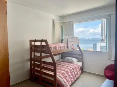a bedroom with two bunk beds and a window at Cartagena Excelente Apartamento in Cartagena de Indias