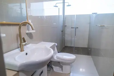 a bathroom with a sink and a toilet and a shower at Cartagena Apartamento in Cartagena de Indias