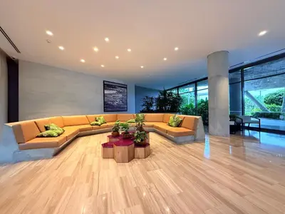 a living room with a couch and a table at Espectacular apartamento con piscina privada - Morros Zoe in Cartagena de Indias